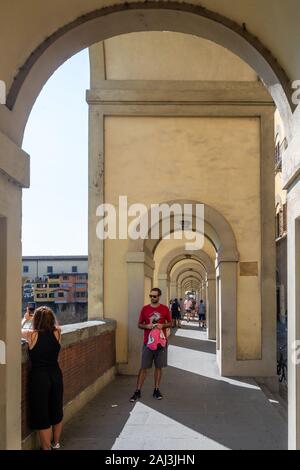 Florenz, Italien - 5. Juni 2019: Das Vasari Corridoris einer erhöhten geschlossenen Gang verbindet den Palazzo Vecchio mit dem Palazzo Pitti. Stockfoto