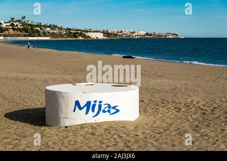 Mijas, Andalusien, Spanien - Dezember 15, 2019: Rote runde Coca-cola Schild auf einem lokalen Strand bar in Mijas, Spanien. Stockfoto