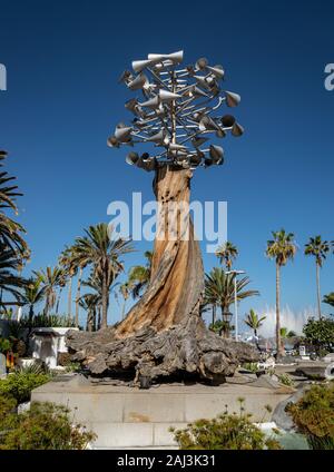 Wind baum Skulptur von Cesar Manrique auf die Columbus Avenue. Puerto de la Cruz, Teneriffa, Kanarische Inseln, Spanien. Stockfoto