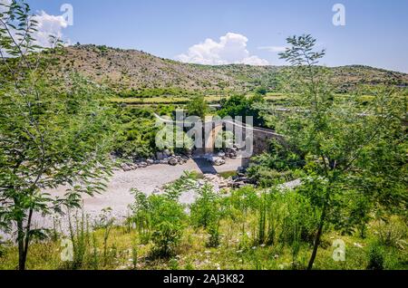 Alte osmanische Brücke Ura e Mesit nahe Dorf Boks in Albanien Stockfoto