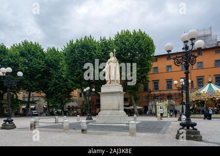 Lucca, Italien - 6. Juni 2019: Napoleon Square, allgemein bekannt als Piazza Grande, wurde Napoleon gewidmet von seiner Schwester Elisa Baciocchi Bonaparte. Th Stockfoto