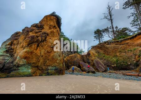 Drei junge Teens spielen auf Sandsteinfelsen auf Arcadia Beach, in der Nähe von Cannon Beach, Oregon. Stockfoto