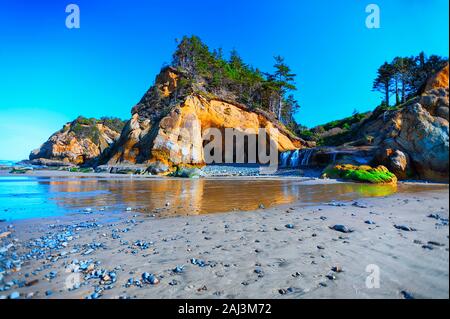 Hug Punkt Wasserfälle sichtbar und kann bei Ebbe in der Nähe von Cannon Beach, in Oregon, USA erreicht werden Stockfoto