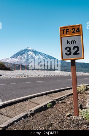 Teneriffa, Spanien - Dezember 19, 2019: Km 32 der TF-24 Schild in den Nationalpark Teide auf Teneriffa mit einem geparkten Auto und den Berg Teide im Hintergrund. Stockfoto