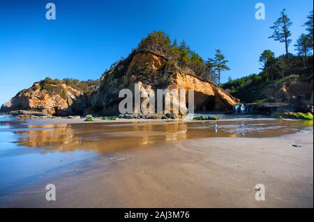 Arcadia Beach Treibholz bei bewölktem Himmel auf der Oregon Küste in der Nähe von Cannon Beach, Oregon. Stockfoto