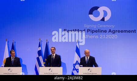 (200102) - Athen, Januar 2, 2020 (Xinhua) - zyprische Präsident Nicos Anastasiades (L), der griechische Premierminister Kyriakos Mitsotakis (C) und der israelische Ministerpräsident Benjamin Netanjahu auf einer Pressekonferenz nach der Unterzeichnung einer Vereinbarung für den Bau der östlichen Mittelmeerraum (EastMed) Erdgas Pipeline, in Athen, Griechenland, am Jan. 2, 2020 teilnehmen. Griechenland, Zypern und Israel unterzeichnet hier am Donnerstag der zwischenstaatlichen Vereinbarung für den Bau der Östlichen Mittelmeer Erdgasleitung, die zwischen Gasreserven der Region zu Griechenland und dem restlichen Europa. (Xinhua Stockfoto