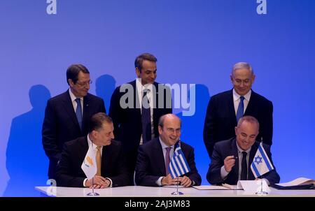 (200102) - Athen, Januar 2, 2020 (Xinhua) - zyprische Präsident Nicos Anastasiades (L, hinten), der griechische Premierminister Kyriakos Mitsotakis (C), (hinten) und der israelische Ministerpräsident Benjamin Netanjahu (R, Hinten) die Unterzeichnung einer Vereinbarung für den Bau der östlichen Mittelmeerraum (EastMed) Erdgas Pipeline, in Athen, Griechenland, am Jan. 2, 2020 zeugen. Griechenland, Zypern und Israel unterzeichnet hier am Donnerstag der zwischenstaatlichen Vereinbarung für den Bau der Östlichen Mittelmeer Erdgasleitung, die zwischen Gasreserven der Region zu Griechenland und dem restlichen Europa. (Xinhua / M Stockfoto