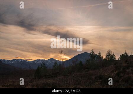 Ein Winter eingeklammerte HDR-Bild von einem Sonnenuntergang im Glen Torridon in Wester Ross, Schottland. 26. Dezember 2019 Stockfoto