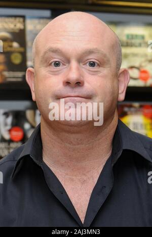 Ross Kemp, Buch, Waterstones, Bluewater, Kent. Großbritannien Stockfoto