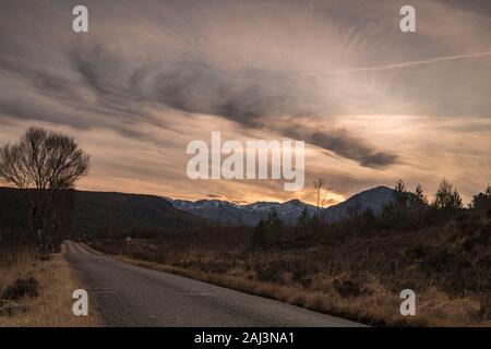 Ein Winter eingeklammerte HDR-Bild von einem Sonnenuntergang im Glen Torridon in Wester Ross, Schottland. 26. Dezember 2019 Stockfoto