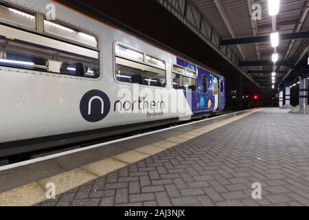 Arriva Northern Rail Class 156 Sprinter am Bahnhof Newcastle Central zeigt der Nördlichen Rampe logo Stockfoto