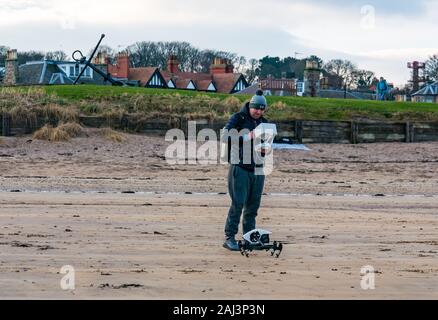Ein Mann fliegen eine Drohne, West Beach, North Berwick, East Lothian, Schottland, Großbritannien Stockfoto