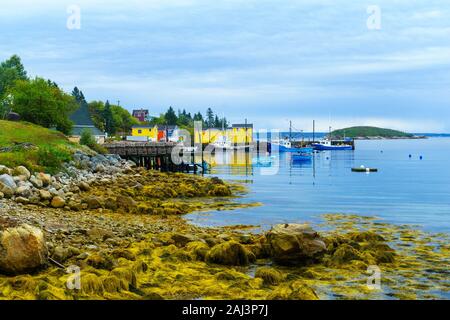 Blick auf die Bucht, Boote und Waterfront Gebäude im Nordwesten Cove, Nova Scotia, Kanada Stockfoto