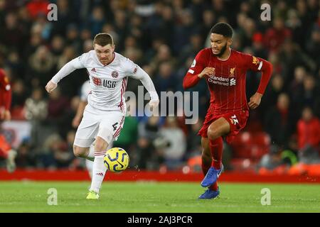 Liverpool, Großbritannien. 02 Jan, 2020. John Fleck von Sheffield United (l) und Joe Gomez von Liverpool jagen den Ball. Premier League match, Liverpool v Sheffield United bei Anfield Stadion in Liverpool am Donnerstag, dem 2. Januar 2020. Dieses Bild dürfen nur für redaktionelle Zwecke verwendet werden. Nur die redaktionelle Nutzung, eine Lizenz für die gewerbliche Nutzung erforderlich. Keine Verwendung in Wetten, Spiele oder einer einzelnen Verein/Liga/player Publikationen. pic von Chris Stading/Andrew Orchard sport Fotografie/Alamy Live news Credit: Andrew Orchard sport Fotografie/Alamy leben Nachrichten Stockfoto