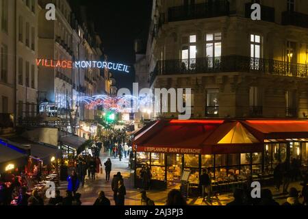 Paris Street Nacht - Rue Montorgueil während der Weihnachtszeit in Paris, Frankreich, Europa eingerichtet. Stockfoto