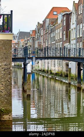 Voorstraathaven, traditionelle und Blick auf den Kanal mit der Pelser Pelserbrug 'Brücke' im historischen Teil der niederländischen Stadt Dordrecht Stockfoto