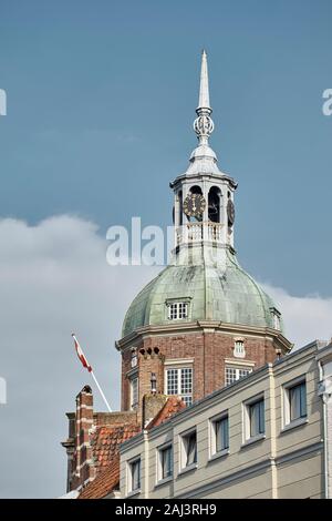 Der Turm der Groothoofdspoort, der ehemaligen Hauptstadt Tor, Dordrecht, Niederlande Stockfoto