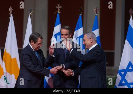 (200102) - Athen, Januar 2, 2020 (Xinhua) - zyprische Präsident Nicos Anastasiades (L), der griechische Premierminister Kyriakos Mitsotakis (C) und der israelische Ministerpräsident Benjamin Netanjahu Hände schütteln vor der Unterzeichnung eines Abkommens für den Bau der östlichen Mittelmeerraum (EastMed) Erdgas Pipeline, in Athen, Griechenland, am Jan. 2, 2020. Griechenland, Zypern und Israel unterzeichnet hier am Donnerstag der zwischenstaatlichen Vereinbarung für den Bau der Östlichen Mittelmeer Erdgasleitung, die zwischen Gasreserven der Region zu Griechenland und dem restlichen Europa. (Xinhua / Marios Lolos Stockfoto