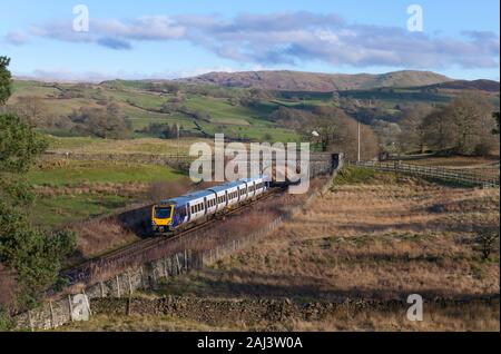 Arriva Northern Rail CAF gebaut Klasse 195 Bahnhof Windermere nähert sich auf der Single Track Oxenholme nach Windermere'Lakes line"-Strangleitungen Stockfoto