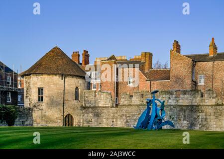 Stahlskulptur von Michael Lyons, die Künstler Garten, St Mary's Abbey, York, Yorkshire, England, Großbritannien Stockfoto