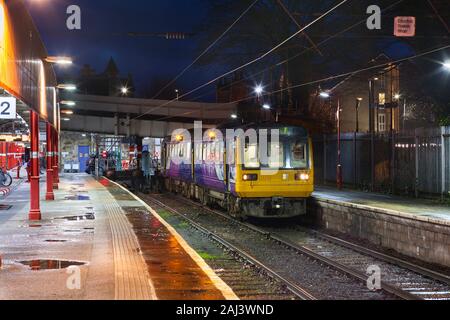 Arriva Northern Rail Class 142 pacer Zug 142056 im Lancaster Bahnhof mit einer Lancaster zu Morecambe Zug Stockfoto