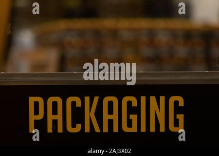 Verpackung gelb vinyl Sticker text Informationen Zeichen auf einem schwarzen Tür mit Glas, industrielle Zimmer Symbol, selektive konzentrieren und Ansicht schließen Stockfoto