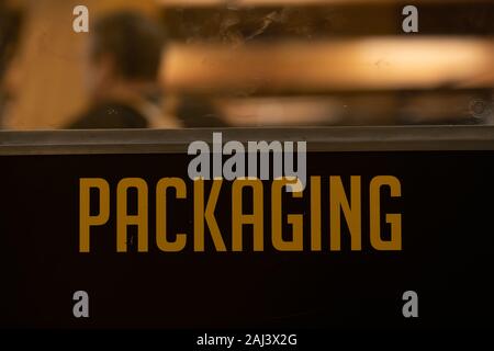 Verpackung gelb vinyl Sticker text Informationen auf einem schwarzen Tür, industrielle Zimmer Symbol, selektive konzentrieren und Ansicht schließen Stockfoto