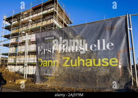 Hannover/Deutschland, Neubau von Mietwohnungen für die hanova Wohnungsunternehmen in Hannover, Deutschland. Kronsberg Wohnviertel an Oheriedentrift, 2. Januar 2020. Stockfoto