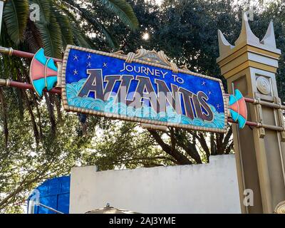 Orlando, FL/USA -12/25/19: Die Menschen warten auf die Reise nach Atlantis Achterbahn Wasserfahrt in SeaWorld zu erhalten. Stockfoto