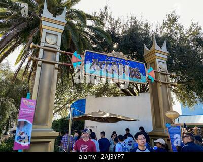 Orlando, FL/USA -12/25/19: Die Menschen warten auf die Reise nach Atlantis Achterbahn Wasserfahrt in SeaWorld zu erhalten. Stockfoto