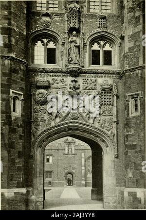 Cambridge und seine Geschichte: Mit 16 Abbildungen in Farbe von Maxwell Armfield, und weiteren 16 Abbildungen. Master, und die ganze rangeoccupied der nördlichen Seite des Hofes. Die so calledinfirmary wurde verwendet, wie eine Reihe von Kammern, der Hof externalto und näherte sich durch eine circuitouspassage am östlichen Ende der Kapelle. Das Labyrinth, wie es in der Hochschule Tage bekannt wurde, war ohne Zweifel der Balshams theveritable home Sekretärinnen und die Szene ihres Streitereien mit dem Krankenhaus Brüder. In anunfortunate Raserei von Größenwahn, durch anoccupant der Lady Margarets Stuhl inspiriert, die wa Stockfoto