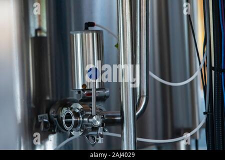 Bier Qualitätskontrolle Ausrüstung, Drucküberwachung und Sampling Unit Apposed an der Seite eines Tank oder Behälter Stockfoto