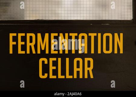 Gärkeller gelb vinyl Sticker text Informationen auf einem schwarzen Tür, industrielle Zimmer Symbol, selektive konzentrieren und Ansicht schließen Stockfoto