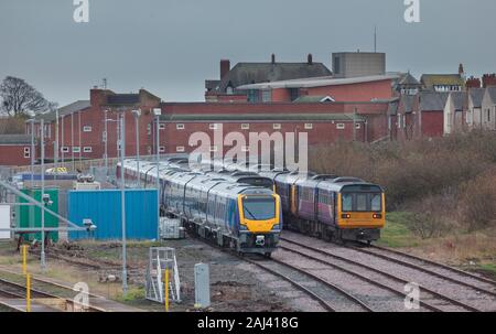 15/12/2019 Barrow In Furness Beförderung Abstellgleise brandneue CAF Klasse 195 (in Store Links vor der Eingabe service) mit zurückgezogen Klasse 142 pacer Züge Stockfoto