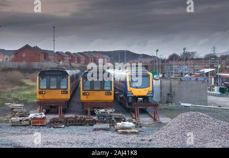 15/12/2019 Barrow In Furness Beförderung Abstellgleise brandneue CAF Klasse 195 (direkt im Store, bevor Sie service) mit zurückgezogen Klasse 142 pacer Züge Stockfoto