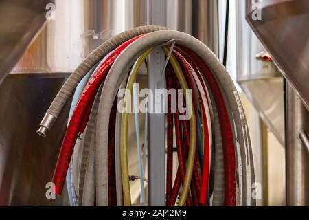 Eine Menge Essen und Trinken flexible Industrie Gummi verstärkten Schlauch, hoher Druck Temperatur- beständigkeit Rohr Rohr, mit Tri Quick Clamp Fittings Stockfoto