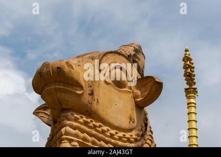 Detail der Nandi Statue im Tempel in Gangaikonda Cholapuram Brihadeeswarar, Tamil Nadu, Südindien an bewölkten Tag Stockfoto