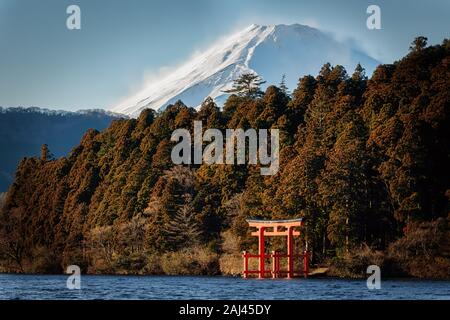 Die Winde Schnee auf dem Berg Fuji peak als vom See Ashinoko in Yokosuka, Japan gesehen. Stockfoto