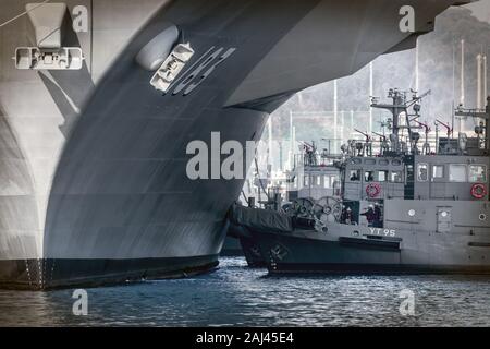 Yokosuka, Kanagawa/Japan - Dezember 18, 2019: Drei Schlepper Reiseführer Japan Maritime Self Defense Force Schiff auf das Dock. Stockfoto