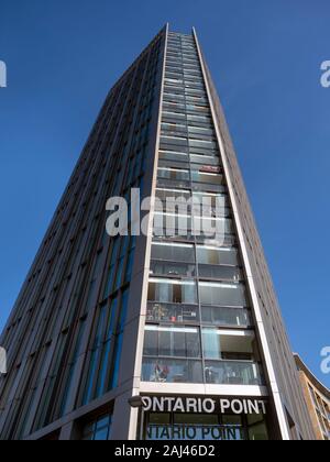 LONDON, Großbritannien - 29. SEPTEMBER 2019: Ontario Point Apartment Building in Surrey Quays Road Stockfoto