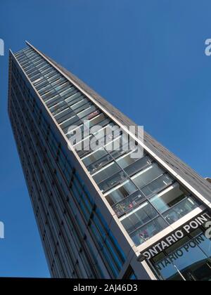 LONDON, Großbritannien - 29. SEPTEMBER 2019: Ontario Point Apartment Building in Surrey Quays Road Stockfoto