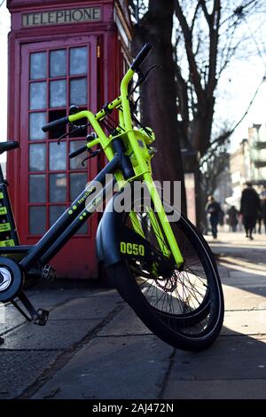 London UK Jan 01 2020 - London London Freebike Bike auf der Straße vor der alten Telefonzelle Stockfoto