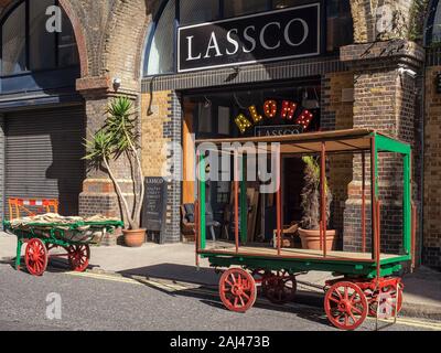 LONDON, Großbritannien - 29. SEPTEMBER 2018: Marktstände vor dem Lassco Restaurant in der Maltby Street am Markttag Stockfoto