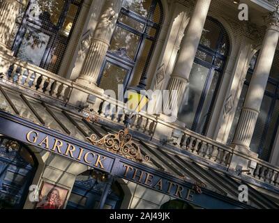 LONDON, Großbritannien - 29. SEPTEMBER 2019: Die Fassade des Garrick Theatre in der Charing Cross Road Stockfoto