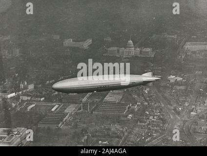 ZR-3 USS Los Angeles - Foto zeigt die USS Los Angeles im Flug über Washington, D.C., mit dem U.S. Capitol im Hintergrund. November 1924 Stockfoto