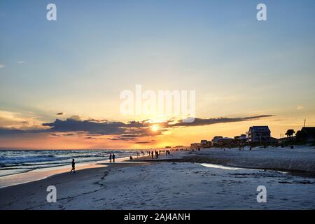 Strand mit Sonnenuntergang hinter, Panama City Beach, Florida, USA, 2019 Stockfoto