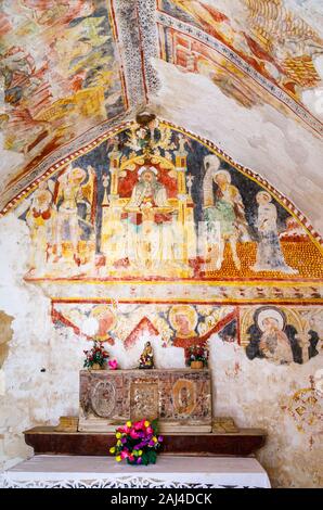 Innenraum der Heilig-Geist-Kirche mit Fresken über dem Altar von Albert aus Konstanz, Bale, einer kleinen Stadt in der Gespanschaft Istrien, Kroatien Stockfoto