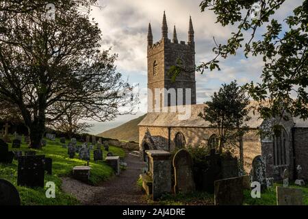 Gebäude aus Stein von Kirche St. Morwenna und St. Johannes der Täufer in Morwenstow, Cornwall Stockfoto