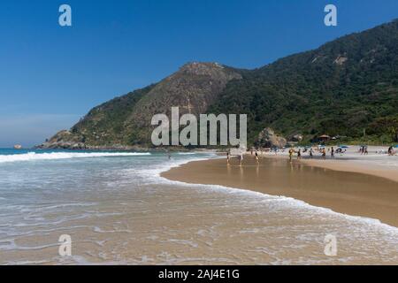 Blick auf wave Spritzschmierung der Sand auf der schönen Prainha, Westlich von Rio de Janeiro, Brasilien Stockfoto