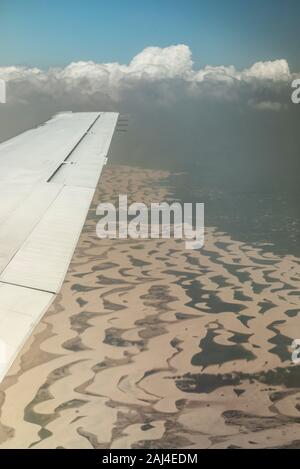 Schöne Luftaufnahme zu weißen Sanddünen und Regenwasser Lagunen in Lençóis Maranhenses, Maranhão, Brasilien Stockfoto